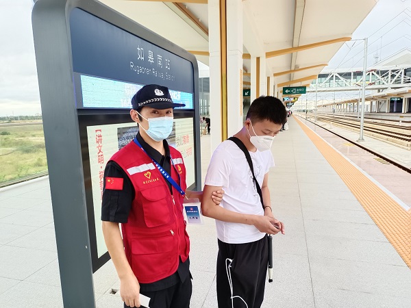 學雷鋒志愿服務(wù)隊志愿者石建宏幫助盲人旅客順利出行